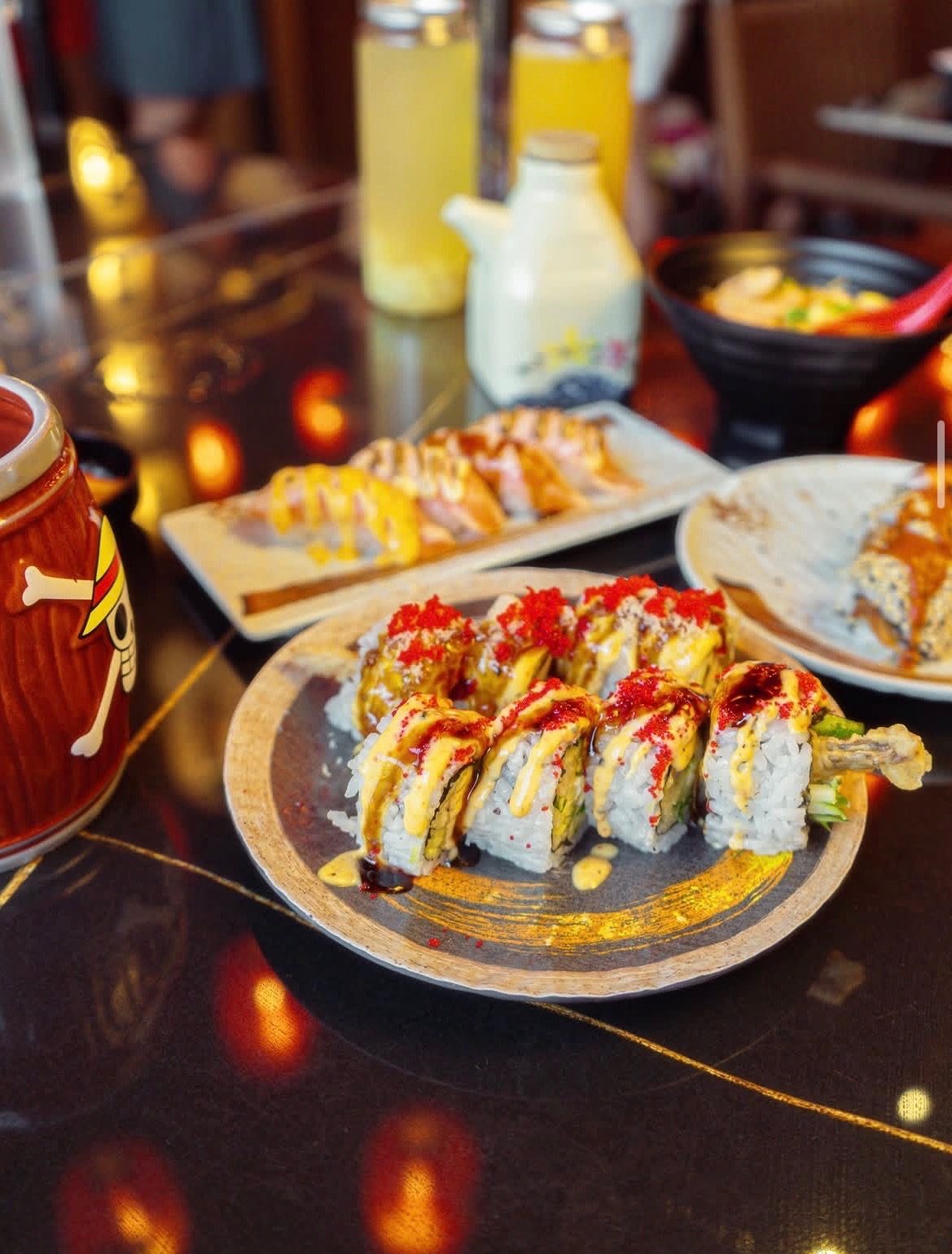 Makis brûlés garnis de tobiko et de mayo épicée