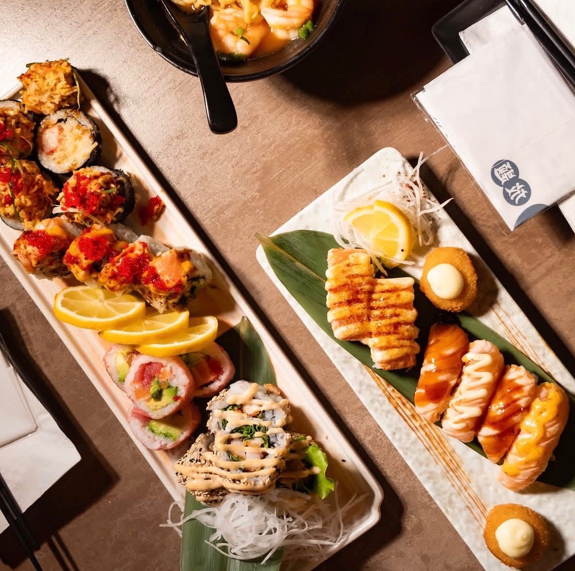 Plateaux de nigiri au saumon brûlé et de makis garnis