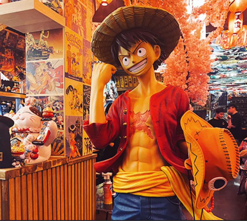 Statue grandeur nature de Luffy de One Piece dans la salle