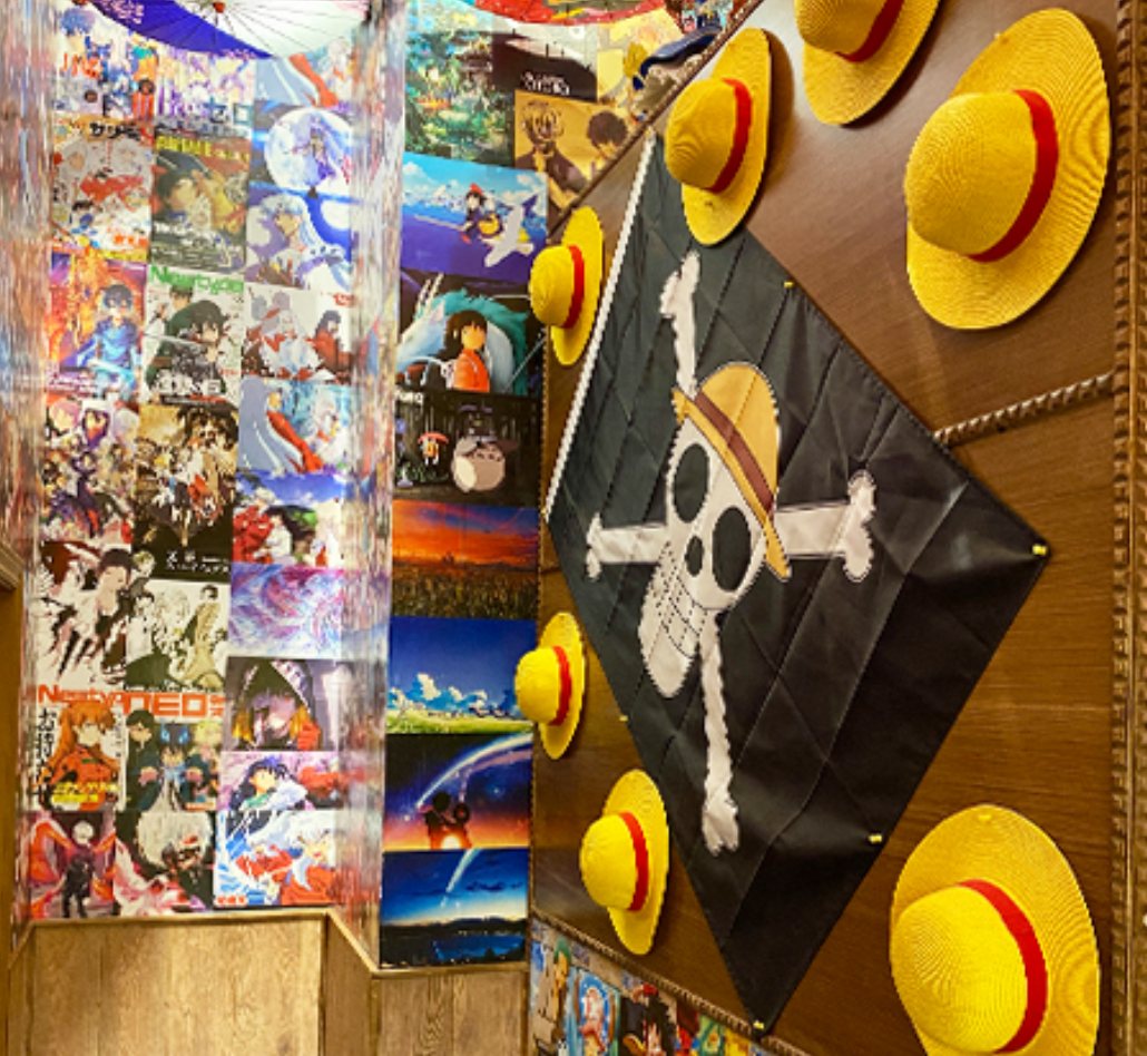 Mur de chapeaux de paille autour du drapeau pirate de One Piece
