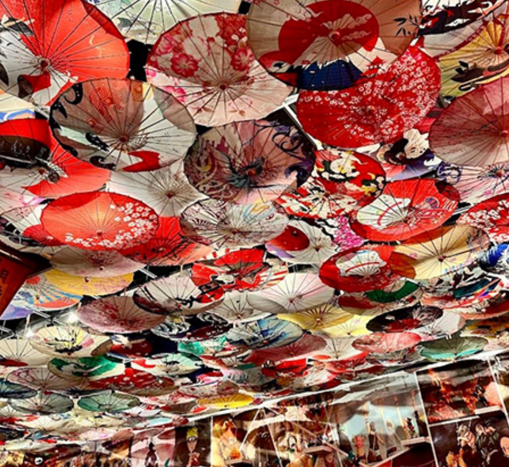 Plafond couvert d'ombrelles japonaises rouges et blanches